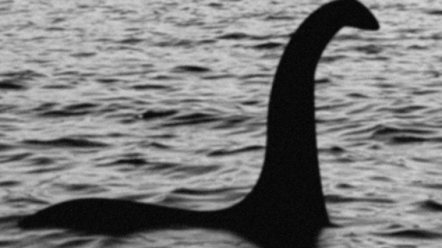In alto, una delle foto pi&ugrave; celebri del mostro di Loch Ness.