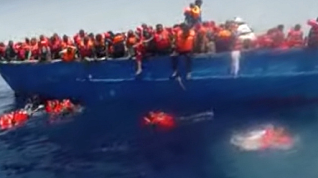 Migranti impegnati un viaggio della speranza