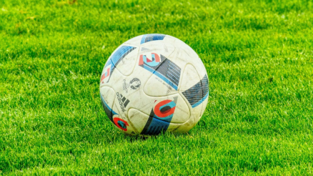 Un pallone da calcio in mezzo al campo