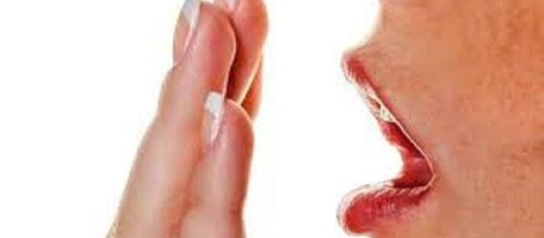 El mal aliento es producto de mala higiene bucal e influencia de algunos alimentos.