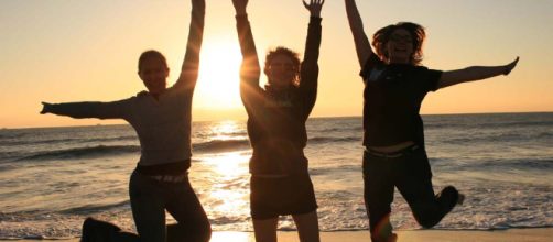 Expertos estadounidenses advierten a los viajeros de verano sobre posibles problemas de salud, incluso cuando van a sus lugares de origen