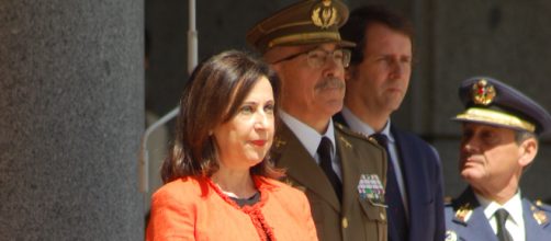 La nueva Ministra de Defensa asiste a su primera formaci&oacute;n de honores