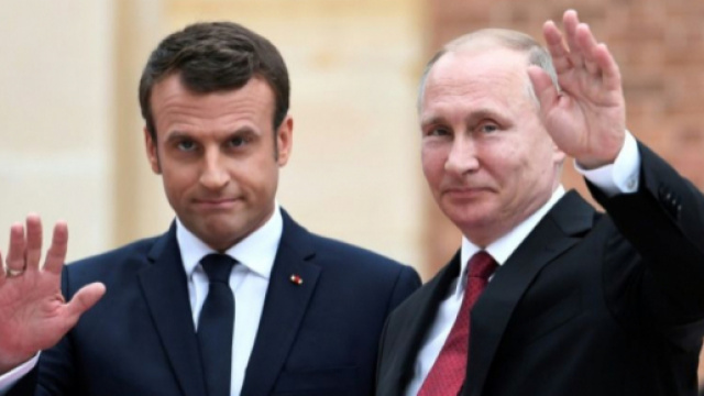 Macron aux c&ocirc;t&eacute;s de Poutine &agrave; Saint-P&eacute;tersbourg