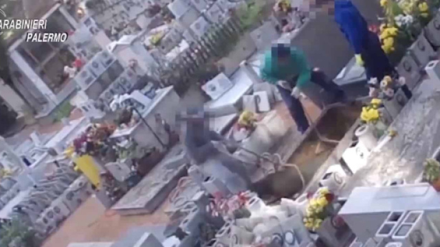 Palermo, gettavano ossa dei defunti nel cemento.