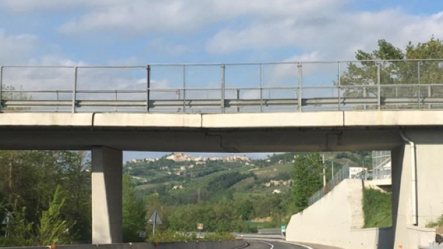 Tivoli choc: due gemelli si gettano dal cavalcavia