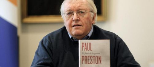 El historiador Paul Preston con el libro en sus manos m&aacute;s de 1000 p&aacute;ginas