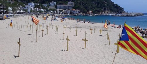 Llafranc: Tensi&oacute;n por unas cruces amarillas en la playa - lavanguardia.com