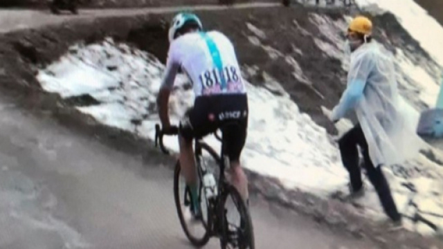 Chris Froome inseguito dai tifosi contestatori