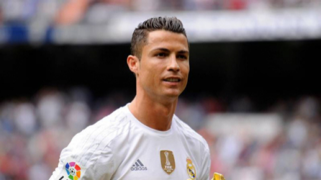 Cristiano Ronaldo in posa dopo aver ricevuto la "Scarpa D'oro" - fonte: calciomercatonews.com