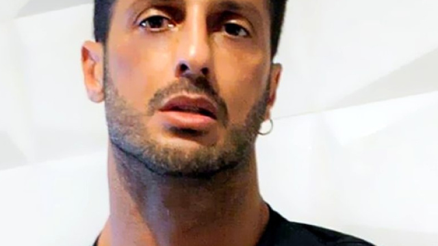 Fabrizio Corona nonostante tutte le sue bufere giudiziarie continua a camminare a testa alta.