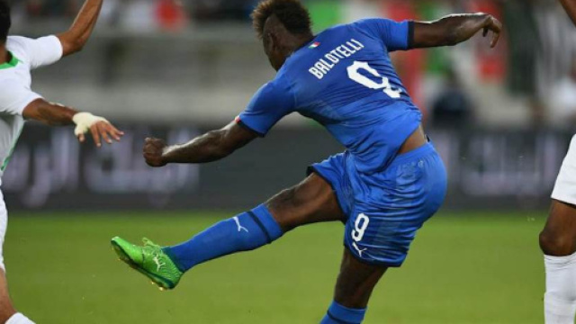 Mario Balotelli nell'azione che ha portato il primo gol azzurro.
