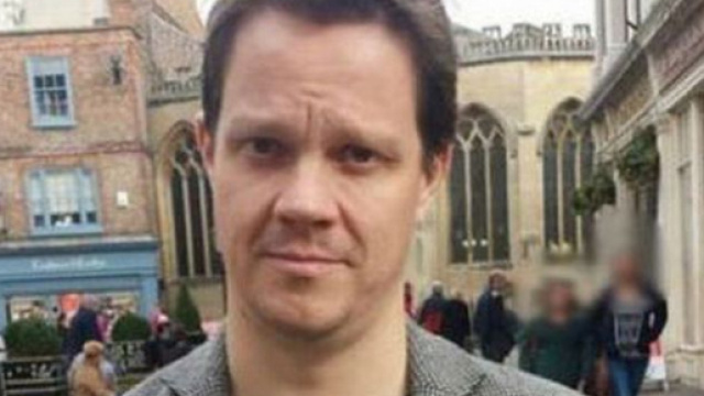 Si lamenta nei ristoranti e guadagna circa 90 sterline al mese