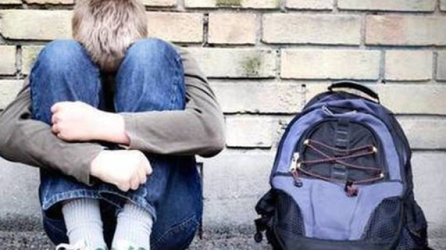 Studente 12enne aggredito dai compagni di classe riporta una frattura alle costole.