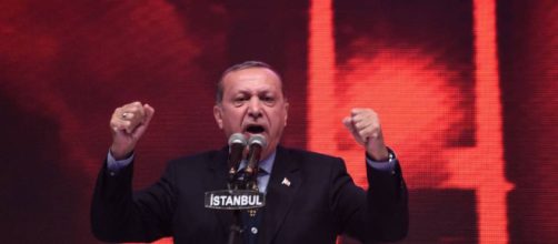 Erdogan, arengando a la gente en uno de sus incendiarios discursos.