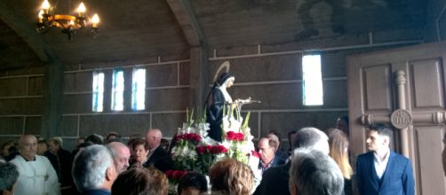 La imagen de santa Rita sale en procesi&oacute;n en Os Li&ntilde;ares, Ourense