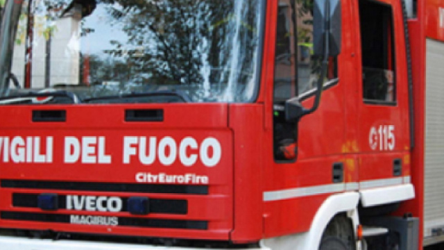 Intervenuti per spegnere un incendio, i vigili del fuoco trovano madre e figlia morte: un caso di omicidio-suicidio