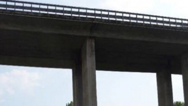 Si lanciano dal cavalcavia: morti due gemelli