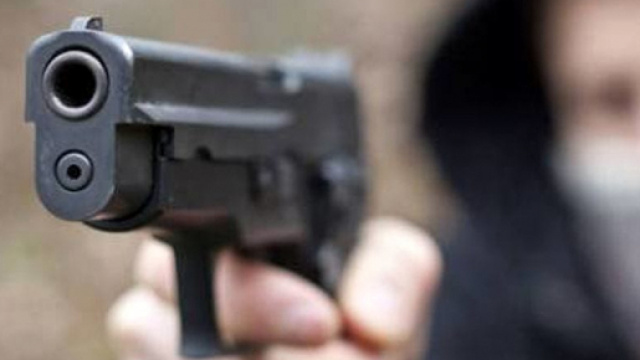 Sparatoria in pieno centro, si pensa a un attentato: morte poliziotte e passante