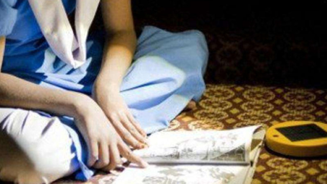 Strappa il passaporto e salva la figlia di 10 anni dalle nozze combinate