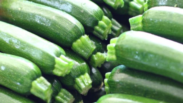 Una donna ha perso i capelli dopo aver mangiato delle zucchine amare