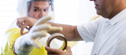 Una persona prepar&aacute;ndose para un ataque bioterrorista