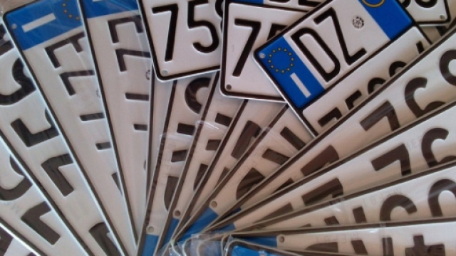 California: le nuove targhe digitali faranno anche da antifurto