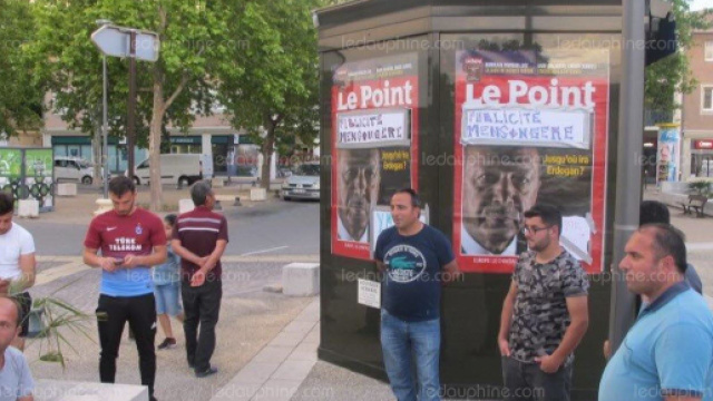 Des militants de l'AKP d&eacute;fendant le pr&eacute;sident Erdogan