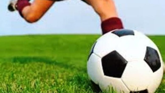 Un pallone da calcio in mezzo al campo