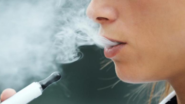 Usa, fuma sigaretta elettronica e si ritrova i polmoni pieni d'acqua