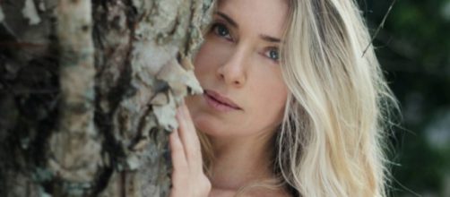 Let&iacute;cia Spiller faz ensaio nu e deixa tatuagem em lugar estrat&eacute;gico &agrave; mostra