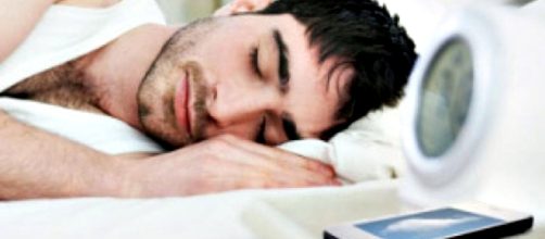 Riesgos de dormir con el celular cerca de la cama