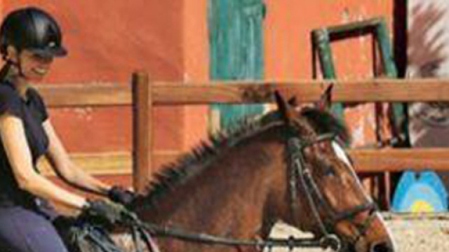 Carlotta Mantovan al maneggio con la piccola Stella