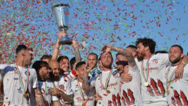 I calciatori del Foggia alzano al cielo la Supercoppa di Lega Pro dopo aver espugnato per 2-4 Venezia il 27 maggio 2017