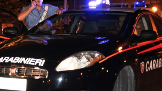 Uomo si barrica in casa e uccide la madre