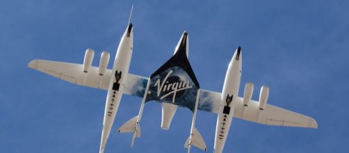 White Knight Two and SpaceShipTwo directly overhead during a flyby at Spaceport America (Image credit &ndash; Jeff Foust, Wikimedia Commons)