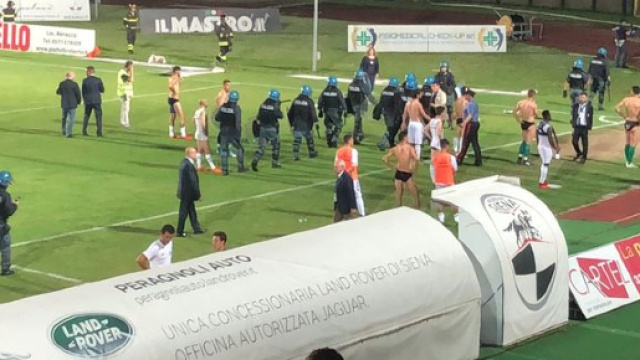 A Siena, la polizia respinge l'invasione degli ultras