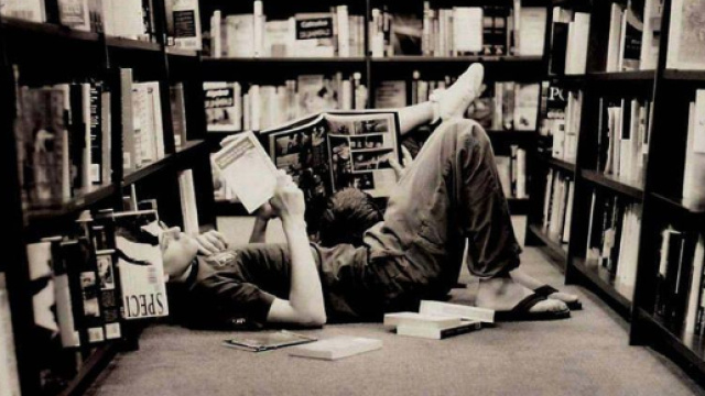 I vantaggi dei libri contro gli svantaggi causati dalla lettura degli ebook.