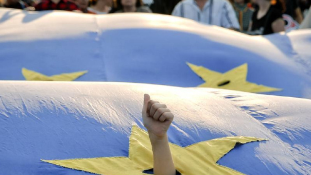 Nella Romania che sogna la moneta unica: l'euro &egrave; uno scudo.