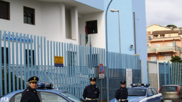 Nola, la Polizia arresta noto spacciatore della citt&agrave;: in casa droga e munizioni