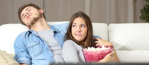 mujer-molesta-porque-su-pareja-se-duerme-durante-las-peliculas ... - mejorconsalud.com