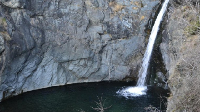 Cade da cascata e muore appena ventenne