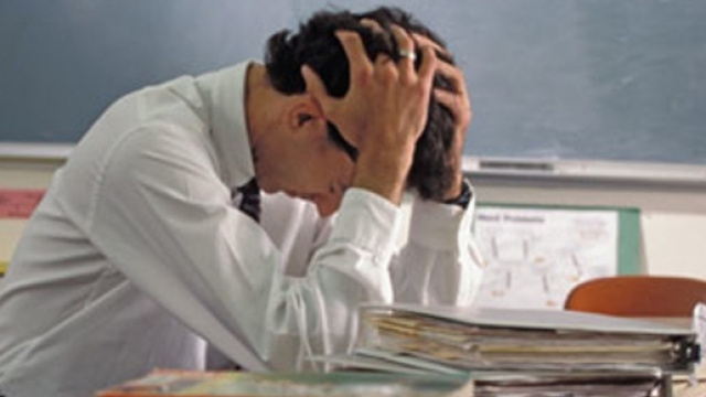 Imola, quattro alunni insultano da un anno in classe un insegnante