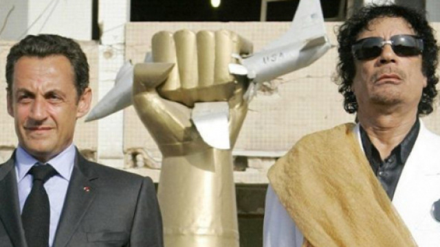 Nicolas Sarkozy accompagn&eacute; du colonel Kadhafi