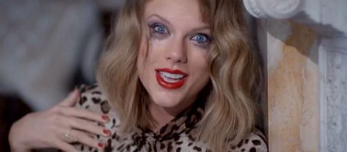 Cena do clipe ''Blank Space'', da cantora Taylor Swift (Captura de v&iacute;deo)