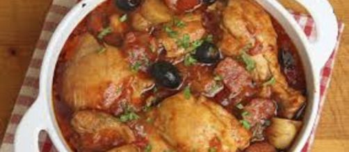 Sabroso pollo a la cazuela con tocino ahumado