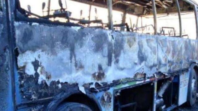 Autobus danneggiato a causa delle fiamme.