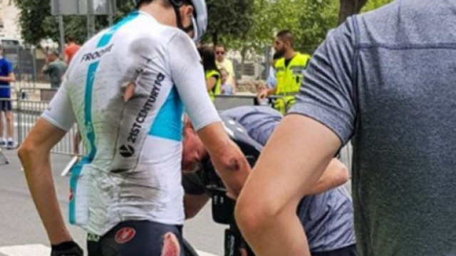 Chris Froome malconcio dopo la caduta