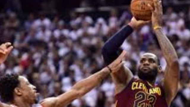 Lebron James &eacute;teint Toronto avec force