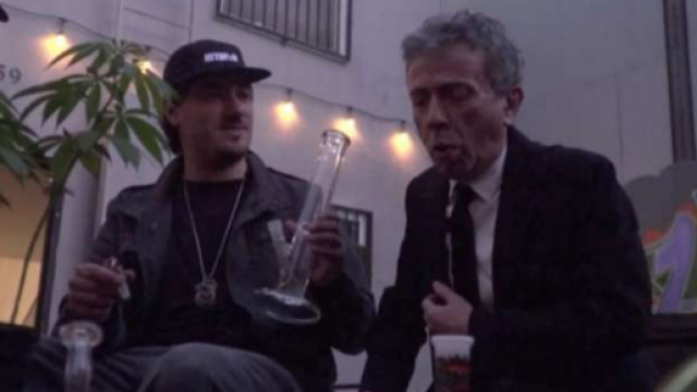Pupo fuma marijuana in California