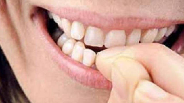 Si strappa una pellicina dall'unghia e rischia la vita